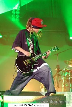 Tom kaulitz - sa nu ma trezesc cu o chitara in kp dl Tom :x :x - rock & th 4 ever
